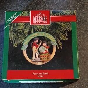 Hallmark Keepsake Ornament - 1992 Peace On Earth Spain